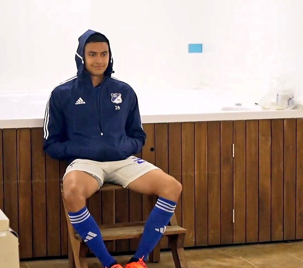 Stiven siempre ha tenido HUEVOS para jugar, solo que antes los tenía chocando contra el culo

VAMOS JEFEEEE