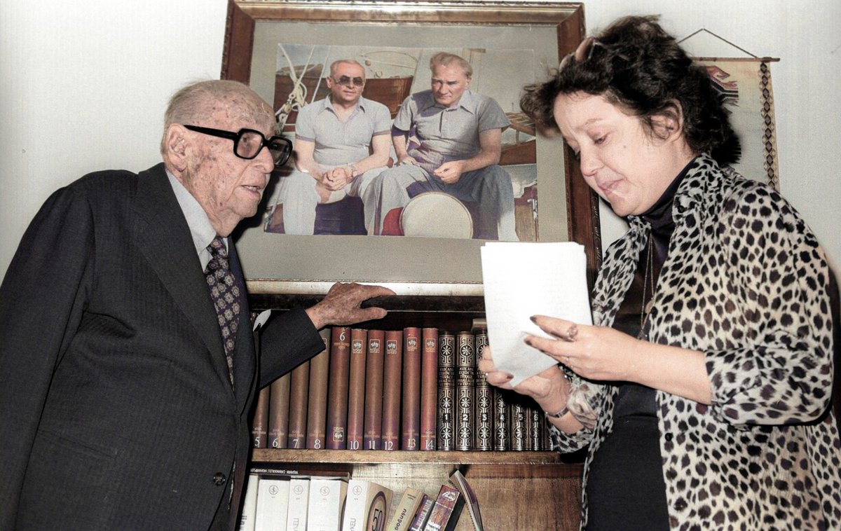 Eski Cumhurbaşkanı Celal Bayar anılarını anlatırken. (1970)