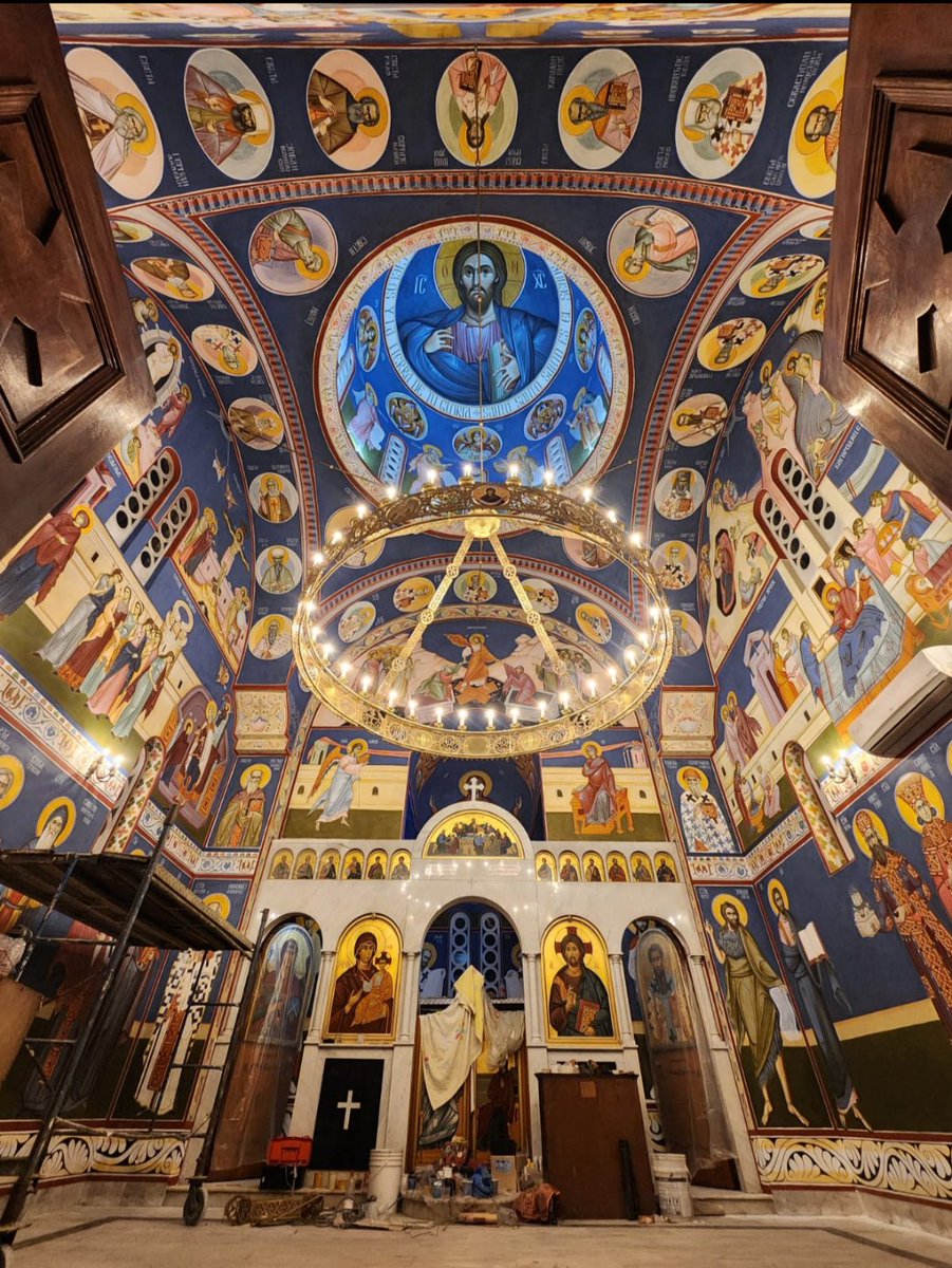 Bueno así quedó la catedral ortodoxa en el barrio de constitución ya con el candelabro giratorio bizantino puesto. La obra finaliza máñana, el que esté interesado me pregunta horarios. La dirección es 15 de noviembre de 1889, altura 1536.