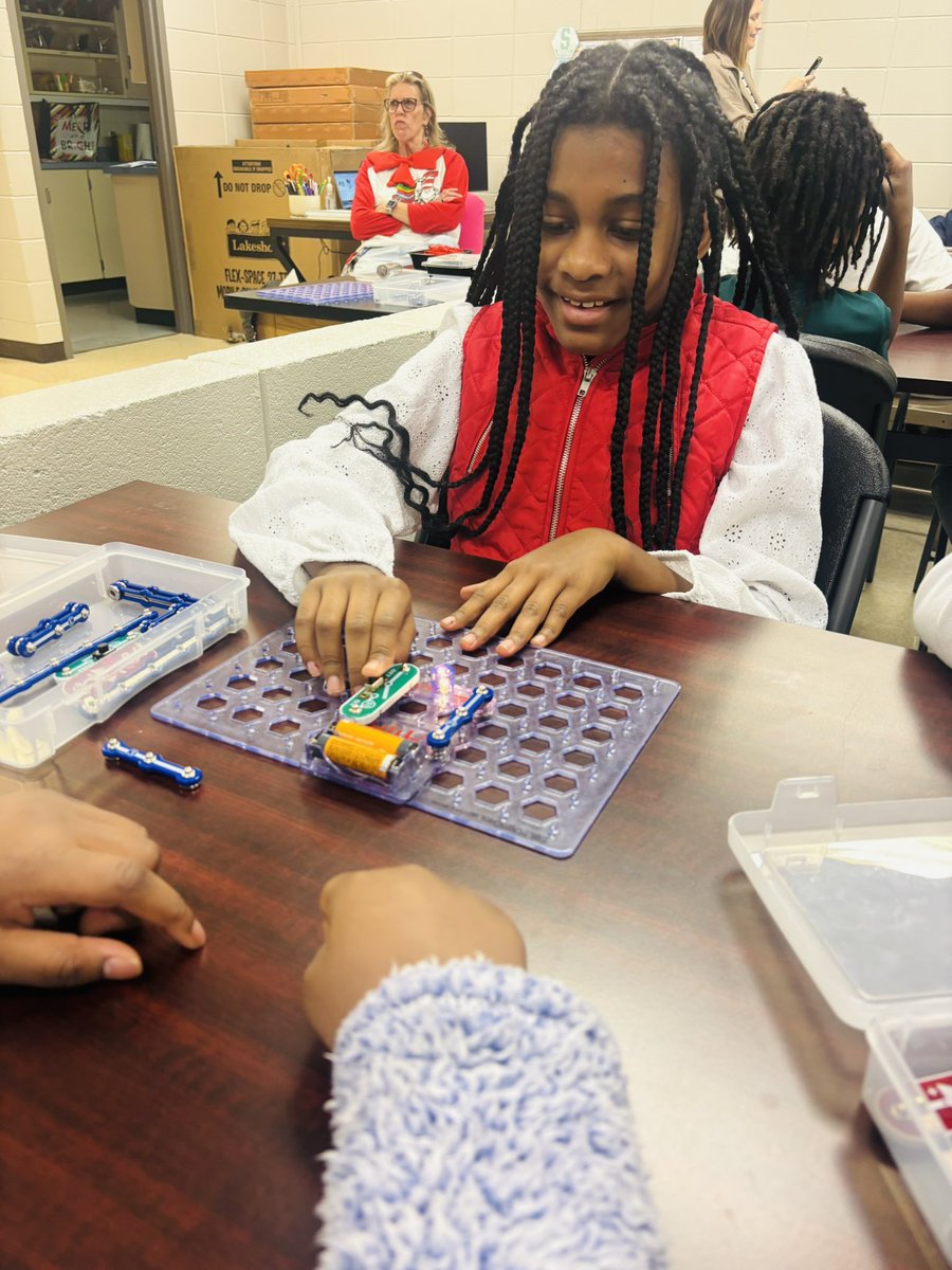 RachelEvans05's tweet photo. McWane on the Move visited Montview Elem to bring “Enlightening Electricity: Circuits” to our 4th grade students!⚡️Hands-on science museum learning came straight to the classroom—perfectly aligned to AL state standards &amp; sparking curiosity about how electricity works. #HCSSTEM https://t.co/QutazVfjpn