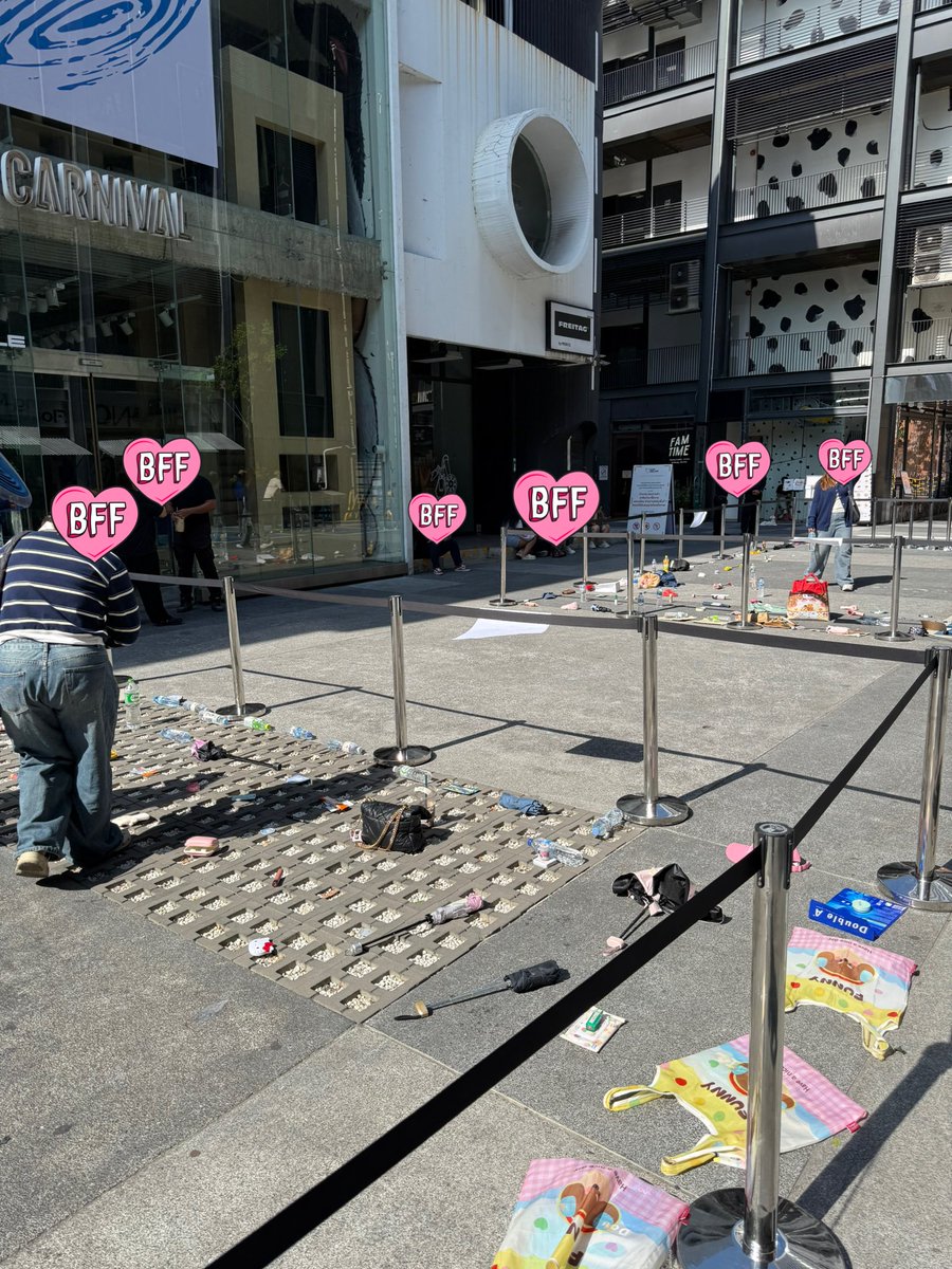 หน้าร้านเล็กแต่ร้านจัดพื้นที่ให้แฟนคลับยืนเยอะอยู่น้า