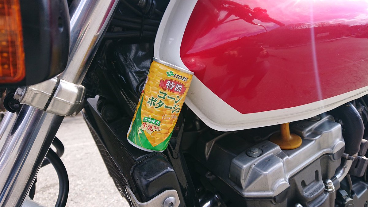 daisyarin20021's tweet image. 定点撮影ポイントを経て草木ドライブイン到着🏍️
250ccで十分…みたいのを見たけど、リッターバイクでトルクを活かしてのんびり走るのも良いけどね。
要は使い方じゃない？

#CB1000SF  #SC30