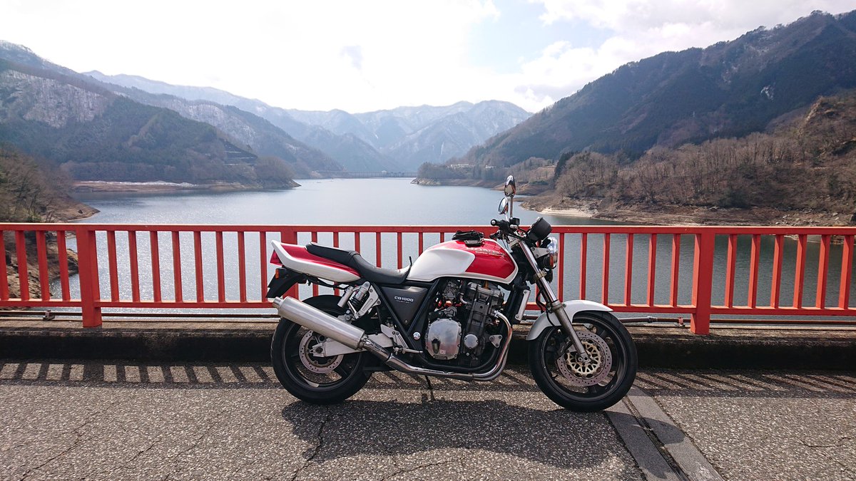 daisyarin20021's tweet image. 定点撮影ポイントを経て草木ドライブイン到着🏍️
250ccで十分…みたいのを見たけど、リッターバイクでトルクを活かしてのんびり走るのも良いけどね。
要は使い方じゃない？

#CB1000SF  #SC30