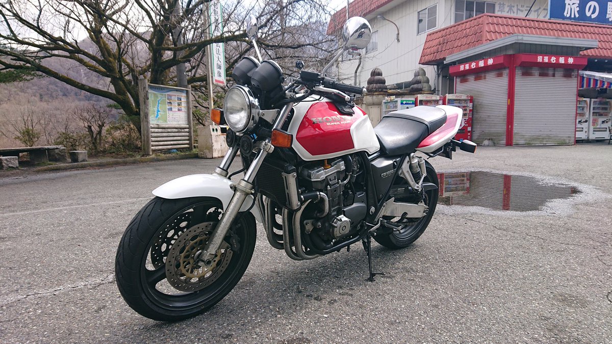 daisyarin20021's tweet image. 定点撮影ポイントを経て草木ドライブイン到着🏍️
250ccで十分…みたいのを見たけど、リッターバイクでトルクを活かしてのんびり走るのも良いけどね。
要は使い方じゃない？

#CB1000SF  #SC30