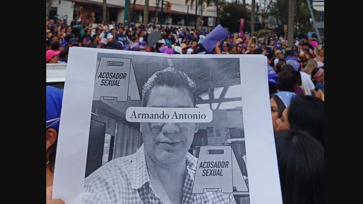 Denuncian a funcionario de <a href="/PROGOB_Veracruz/">Oficina Programa de Gobierno</a> durante movilización del #8M en Xalapa 

laclaveonline.com/2026/03/10/den… <a href="/GobiernoVer/">Gobierno de Veracruz</a> <a href="/rocionahle/">Rocío Nahle</a>