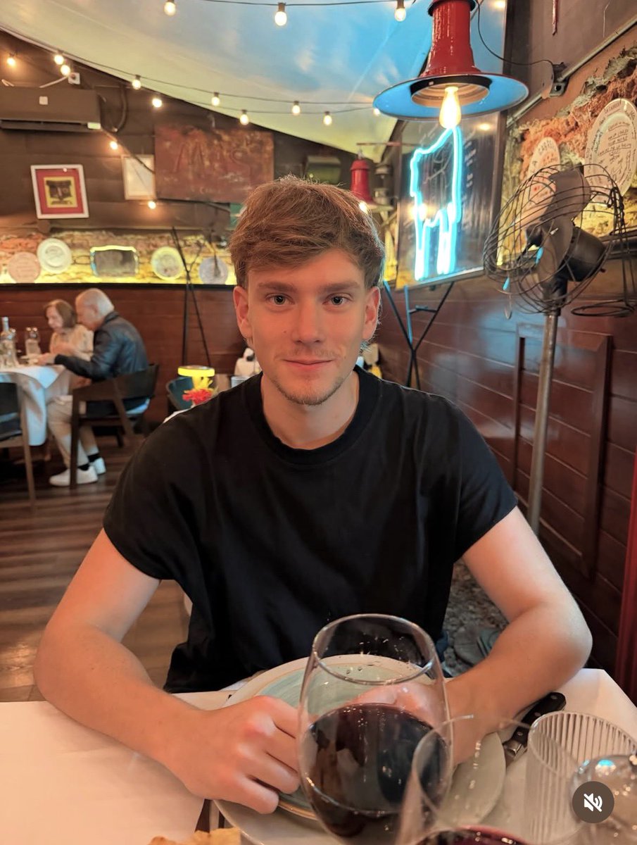 Cuando mi abuela me dice que sonría para la foto: 
(Nadie fue obligado)