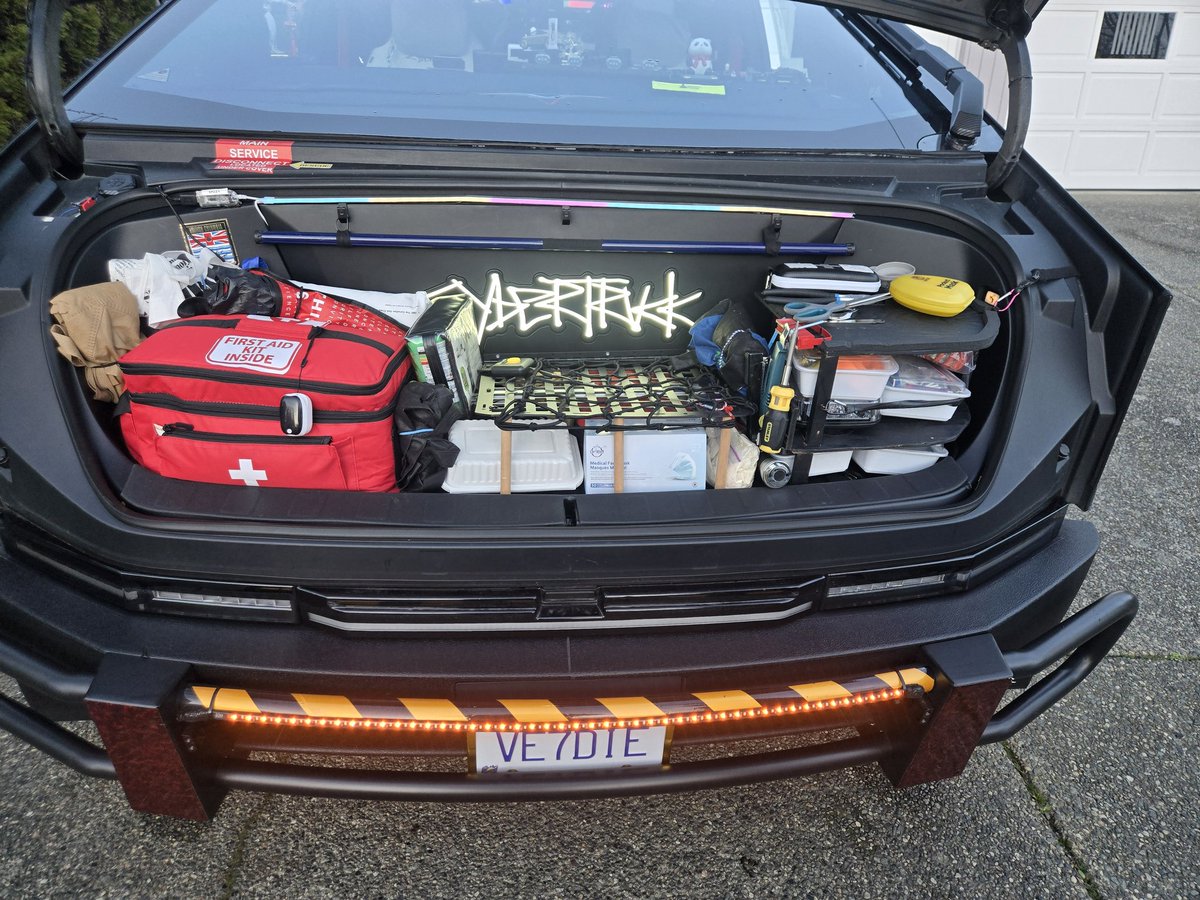 wendyooms2's tweet photo. @elonmusk Coolest Cybertruck in Victoria BC https://t.co/0ocGDFDNLv