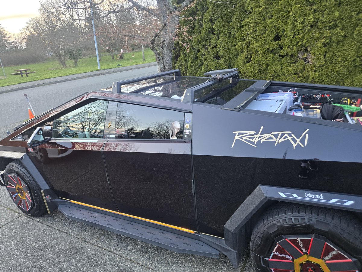 wendyooms2's tweet photo. @elonmusk Coolest Cybertruck in Victoria BC https://t.co/0ocGDFDNLv