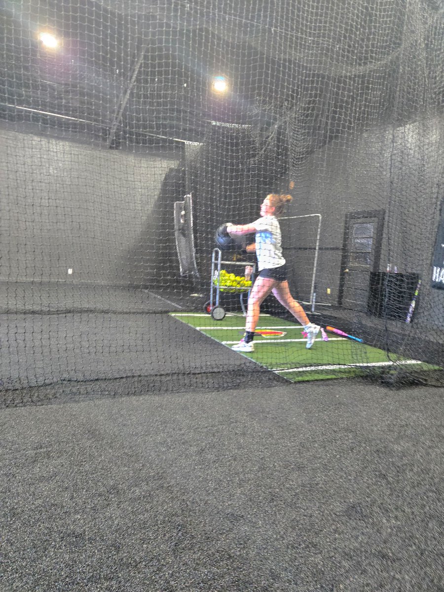 aletta_45's tweet photo. Tested out my new @EastonFastpitch bats tonight with a lesson at The Cage! Can’t wait for KY in 2 weeks! @WiLightningReg https://t.co/rIIyWzOkwE
