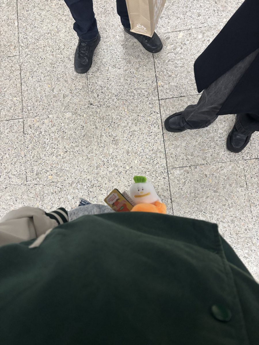 Zero_Ultra_VRC's tweet photo. 昨日は幼なじみとのお別れ会でした

映画を観る前にキャロルス・ドーン
というぬいぐるみを手に入れました笑

その後一蘭に行ったのですが
ハンガーが折れてて友達のコートで
なで肩になってました。

最高の思い出でした！

なんか腕と足が動くぬいぐるみだったので
友達のと抱きしめあってました。 https://t.co/8X2OepYUI0