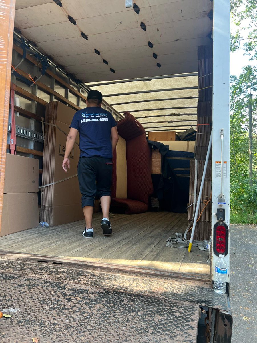 sharpvanlines's tweet image. One minute you’re strapping a fully wrapped piece inside the truck so it doesn’t move an inch on the road.
#SharpVanLines #MovingDay #NYCMovers #FurnitureMoving #HeavyLifting #ProfessionalMovers