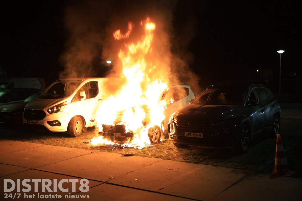 Geparkeerde auto uitgebrand op parkeerterrein in Delft