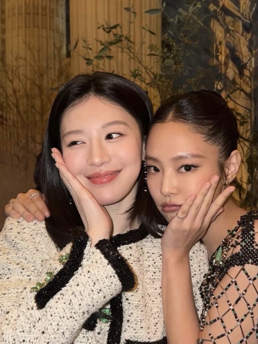 Lilibtch_27's tweet photo. Jennie be like: 
"Na meet mo na pala asawa ko" 

😭😆 https://t.co/ZCzQNLgvvE
