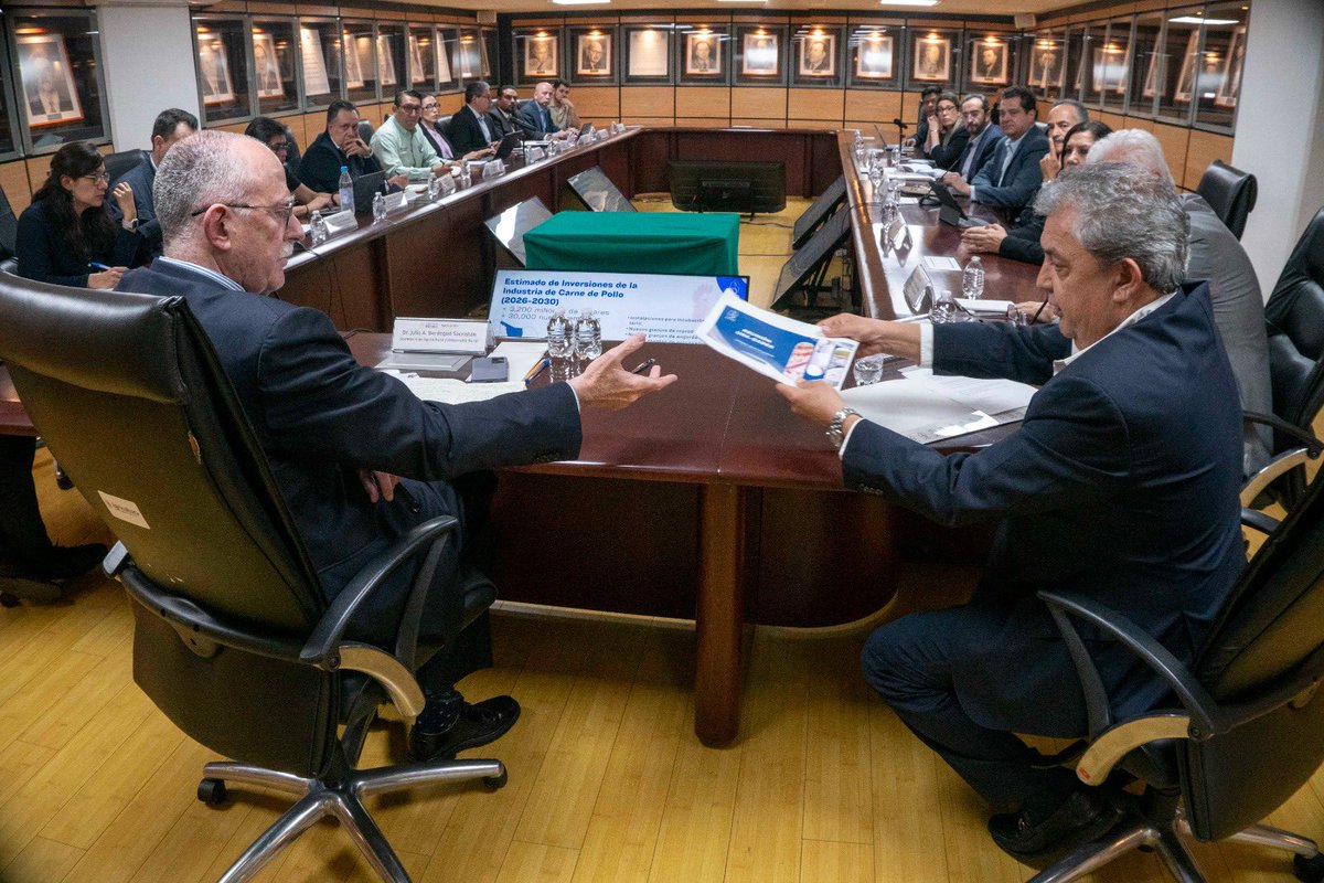JulioBerdegue's tweet photo. Esta tarde sostuve una productiva reunión con la Unión Nacional de Avicultores @UNAvicultores, abordamos acciones para impulsar la producción nacional y promover mayor inversión y empleo en el sector. 

Mantendremos el diálogo abierto y trabajo conjunto para alcanzar acuerdos para el fortalecimiento de esta industria, que es un motor estratégico de la economía agroalimentaria en nuestro país. 

Por instrucción de nuestra Presidenta @Claudiashein, el objetivo en @Agricultura_mex es claro: Potenciar la producción nacional y reducir las importaciones.