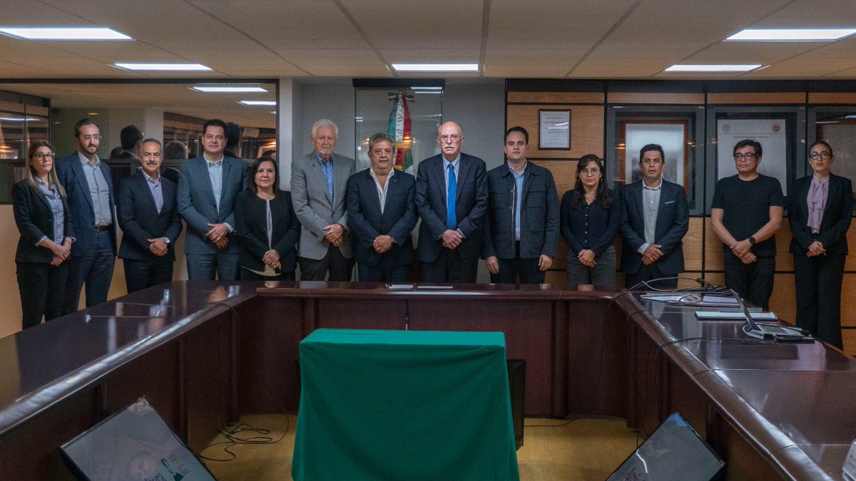 JulioBerdegue's tweet photo. Esta tarde sostuve una productiva reunión con la Unión Nacional de Avicultores @UNAvicultores, abordamos acciones para impulsar la producción nacional y promover mayor inversión y empleo en el sector. 

Mantendremos el diálogo abierto y trabajo conjunto para alcanzar acuerdos para el fortalecimiento de esta industria, que es un motor estratégico de la economía agroalimentaria en nuestro país. 

Por instrucción de nuestra Presidenta @Claudiashein, el objetivo en @Agricultura_mex es claro: Potenciar la producción nacional y reducir las importaciones.