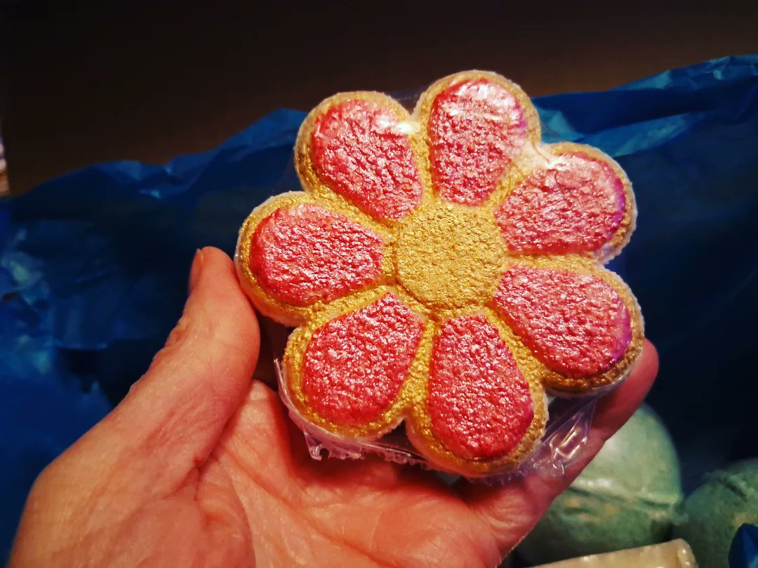 shaindelr's tweet image. I just received a BEAUTIFUL care package from @CoconutMilkSoap ! Relaxing body butter, cute bath bombs &amp;amp; soap in original coconut, mint &amp;amp; lavender lilac! Check them out  &amp;amp; support small businesses/craftspeople ! 💗 #gifts🎁 #thoughtful #thoughtfulgifts 

Coconutcreamsoap.com