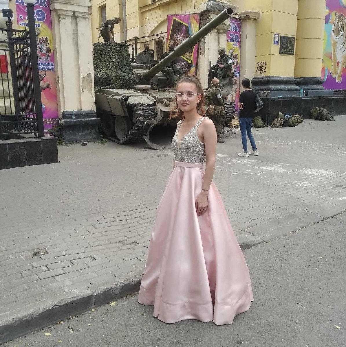 blackstarops's tweet photo. prom photoshoot interrupted by the wagner rebellion. rostov-on-don, russia (2023) https://t.co/GDmgm3cgMj