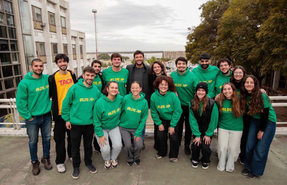 Dicen defender la “educación pública”… pero militan con Monteverde, el representante del fracaso kirchnerista en Rosario.

Nosotros con <a href="/romidiezok/">Romina Diez</a> defensora del modelo que saco a más de 12.000.000 de personas de la pobreza, el de <a href="/JMilei/">Javier Milei</a> .

Ustedes defienden al modelo que dejó