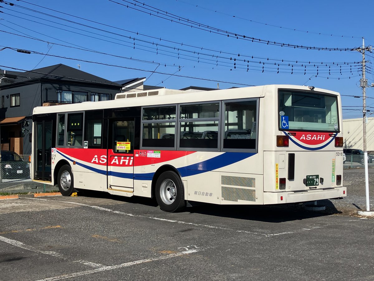 バスファンに人気の5016号車。冬は車庫でお休みの日が多いのですが、なぜだかわかりますか?   実は、5016号車にはプレヒーター(暖房の補助設備のようなもの)がありません。当社が購入した新車は全車プレヒーターがあるんですけどね。暖かくなってくれば、出番が増えるかも？