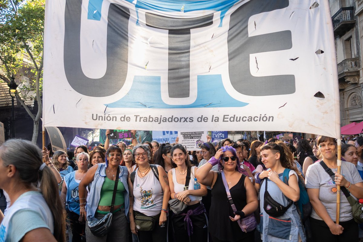 Nosotras paramos el mundo porque nosotras lo movemos.

Nunca nada sin nosotras, ni la resistencia ni la construcción de alternativa