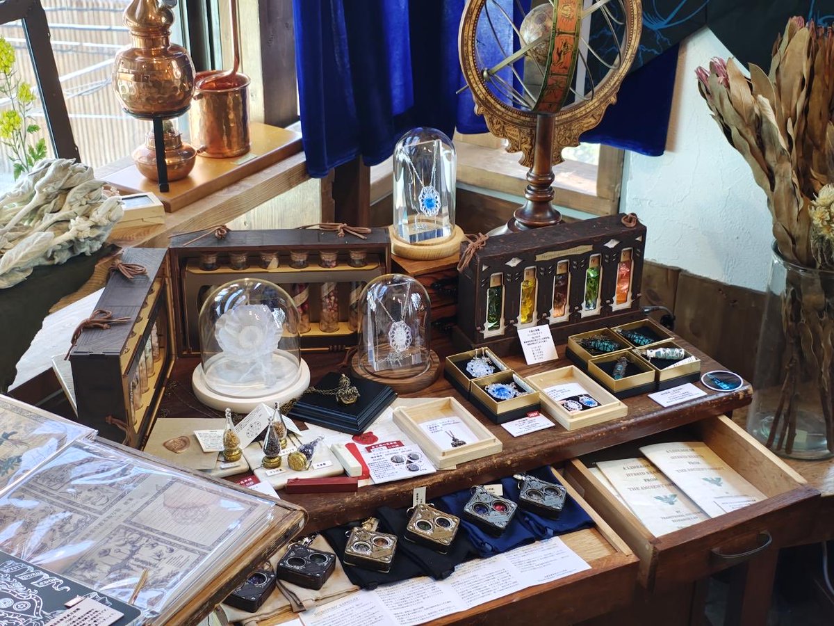 本日個展4日目！
ちょっと肌寒いけれど、まだ衣替えを用意してない勢にとってはありがたいかも？？
本日もどうぞよろしくお願いします。

お気に入りの奥の机を載せます。

12:30〜20:00
#使い魔の旅冬の果て