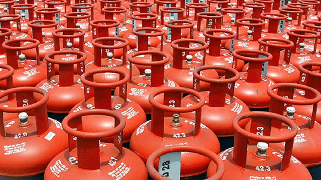🚨 BREAKING : 

LPG cylinder scarcity is becoming serious issue in many parts of India.