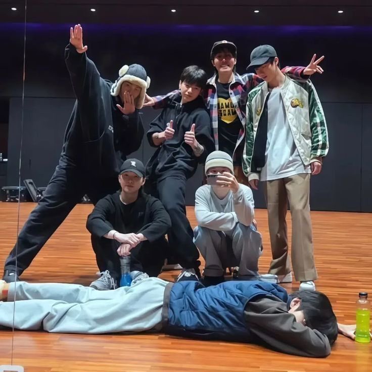 Dinámica para activar ‼️

El día de hoy le corresponde al preguardado de Arirang.

• Muestra tu preguardado.
• Foto ot7.
• ns a quien etiquetar