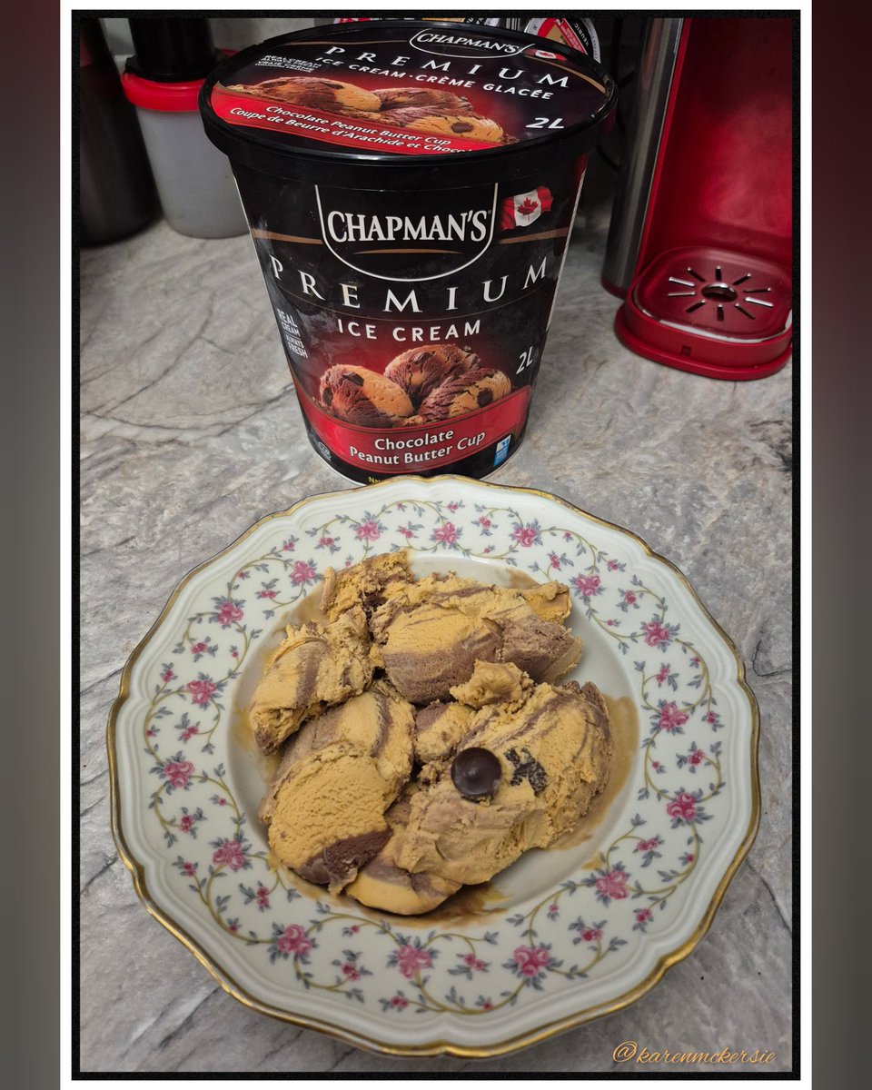 karenmckersie's tweet image. 😋🍨 Chapmans Premium "Chocolate Peant Butter Cup" icecream is my absolute favorite indulgence, Yum! 😋🤤🍨🍫  @Chapmans_Canada #Icecream #PeanutButterCup #Blissfullicious #Premium