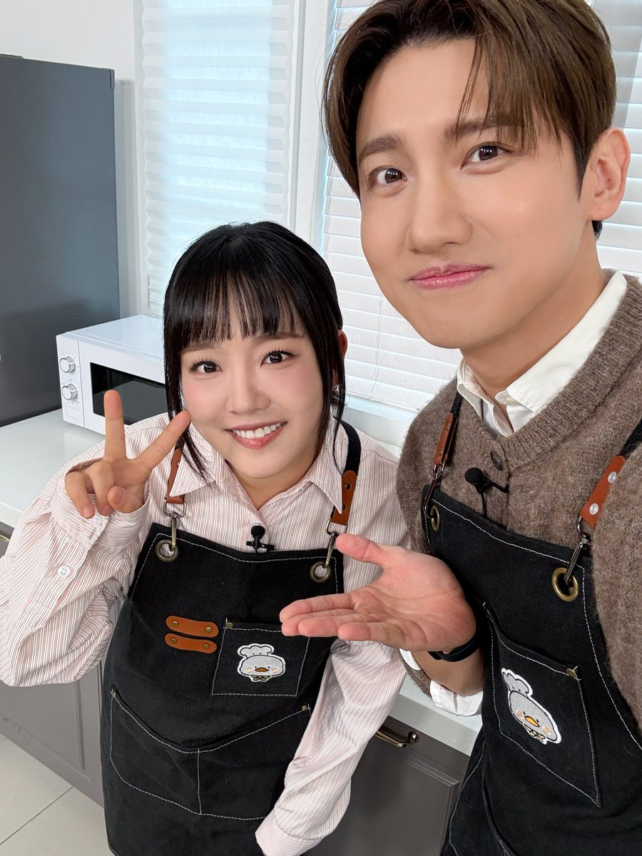 [📸] 덕밥집을 찾아온 열세 번째 지원자는?!

우리 맘 속의 영원한 Main character🍒
🩵 윤하 🚀

요리는 사실 1도 못하지만
홀릭스를 위해 호기롭게 떡 만들기에 나선 
윤하와 창민사장님의 라떼 ☕️ 토크와 
팬 사랑 가득한 도시락 메뉴가 궁금하다면

❗잠시 후 5시❗ 
덕밥집 EP.13 윤하 편에서