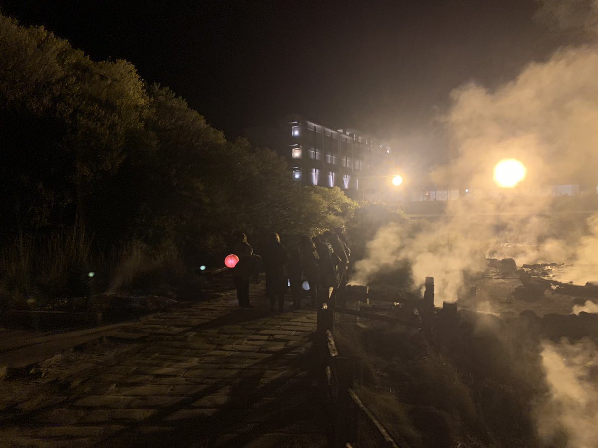 unzenk's tweet photo. 湯にも地獄の物語

雲仙にまつわるお話を聞きながら夜の雲仙地獄をめぐるツアーです。

毎月第2第4土曜日に開催(6、12～2月除く)
次回は3/14(土)19:30～

予約はこちらから↓↓↓
https://t.co/jkNmkOAecS

12名以上の団体様向けに、上記以外での開催も承ります。
お気軽にお問い合わせください。 https://t.co/XbNphXb8vs