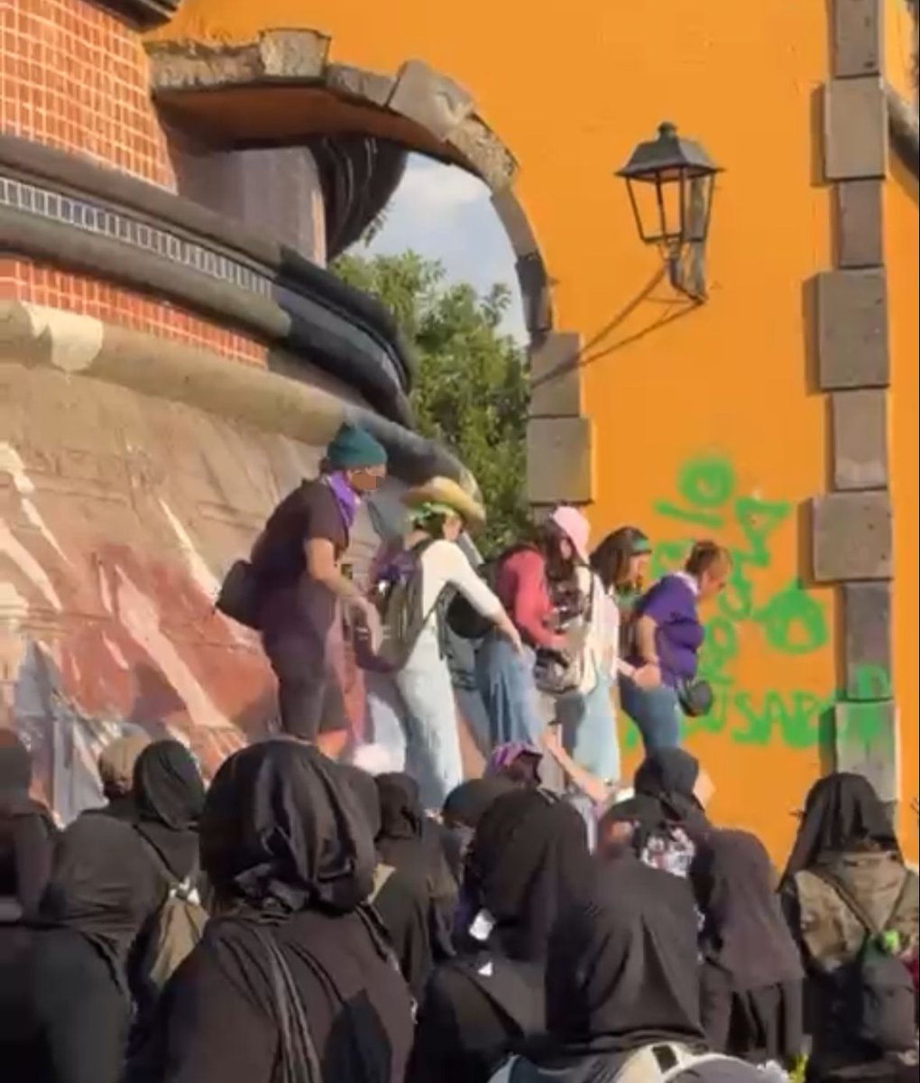 🚨 Identifican a agresor de una mujer en la marcha del 8M en Querétaro ⚠️

📷 Poncho “N” insistió en tomar fotografías pese a que las jóvenes le habían pedido en varias ocasiones que se retirara, y después golpeó a una joven en el rostro. 🚓📄

Los detalles ⚖️