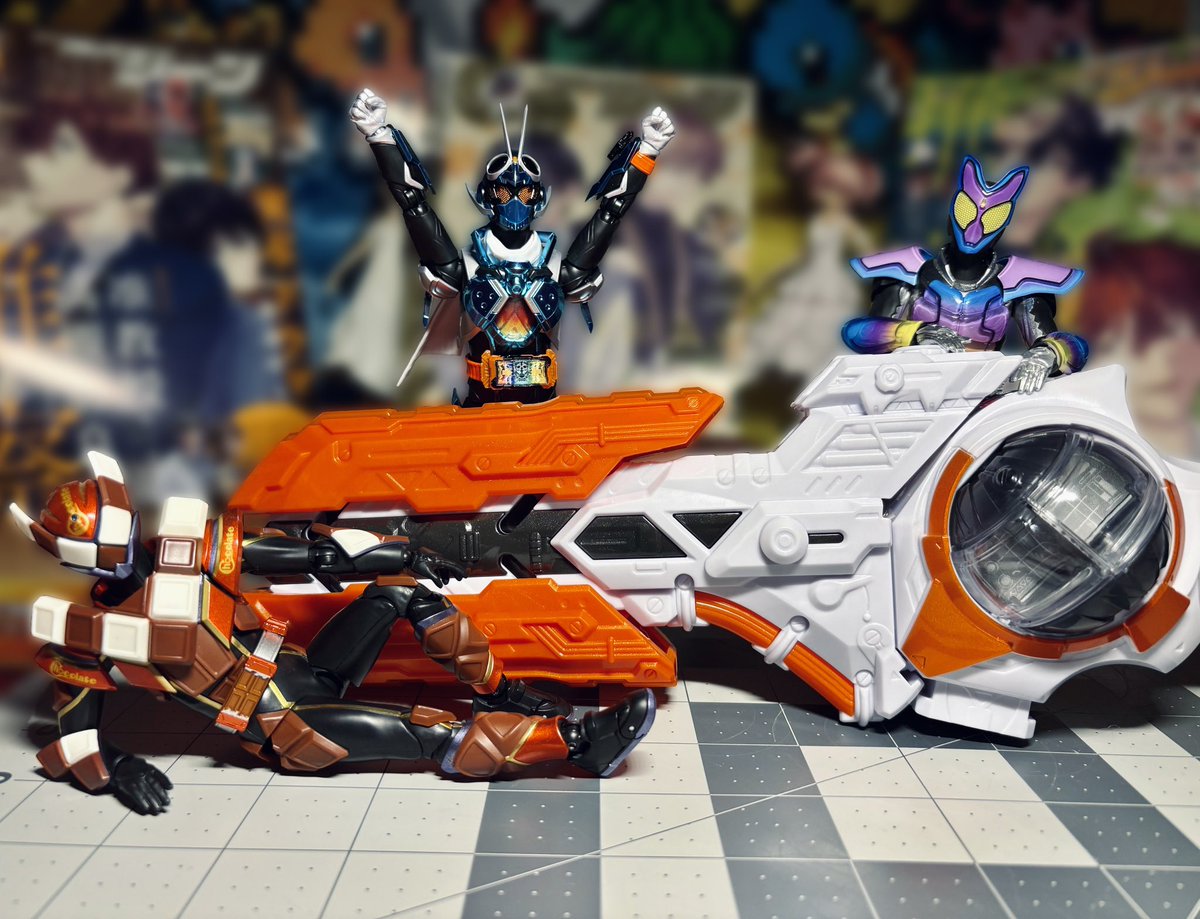 bought my first ever dx item! don’t have any zeztz shfiguarts so felt id show off my other figures :) 🧡🤍

#kamenrider