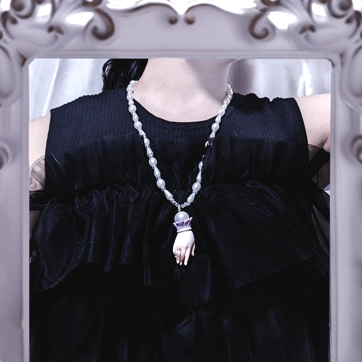 #ゴスロリマーケット14 出展🌹
4/4（土）『RUNA』
ブース：G14

人形の手ネックレス🕊️
2021年から試作を重ね、2024年完成
人形の可愛い手に癒された経験から、
いつも身につけたいという想いから生まれました。

#GLM14 に持っていきます✨
<a href="/Goth_LoliMarket/">Gothic and Lolita Market</a>