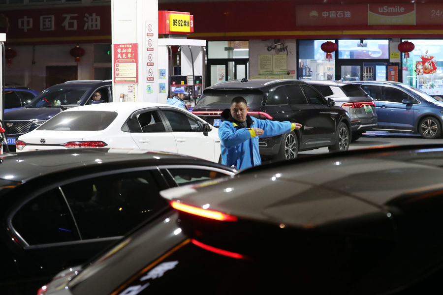 BridgingNews_'s tweet image. Domestic gasoline and diesel prices in #China increased effective 24:00 on March 9, with each ton rising by 695 yuan (~$100) and 670 yuan respectively.

Driven by escalating #Middle Eastconflicts, filling a 50-liter tank with 92-octane gasoline will now cost an additional 27.5