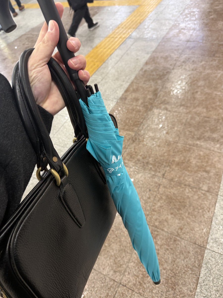 go_through_PR's tweet image. 今朝、最寄り駅に着いたタイミングで雨が降り出し、急いで傘を探していたところ面白いサービスを見つけました。 アプリを入れて支払い登録をするだけで傘を利用できる仕組みで、登録からわずか3分ほどで使えるように。 こういうサービス、便利ですね。
#gothrough #企業公式相互フォロー #広報 #人事