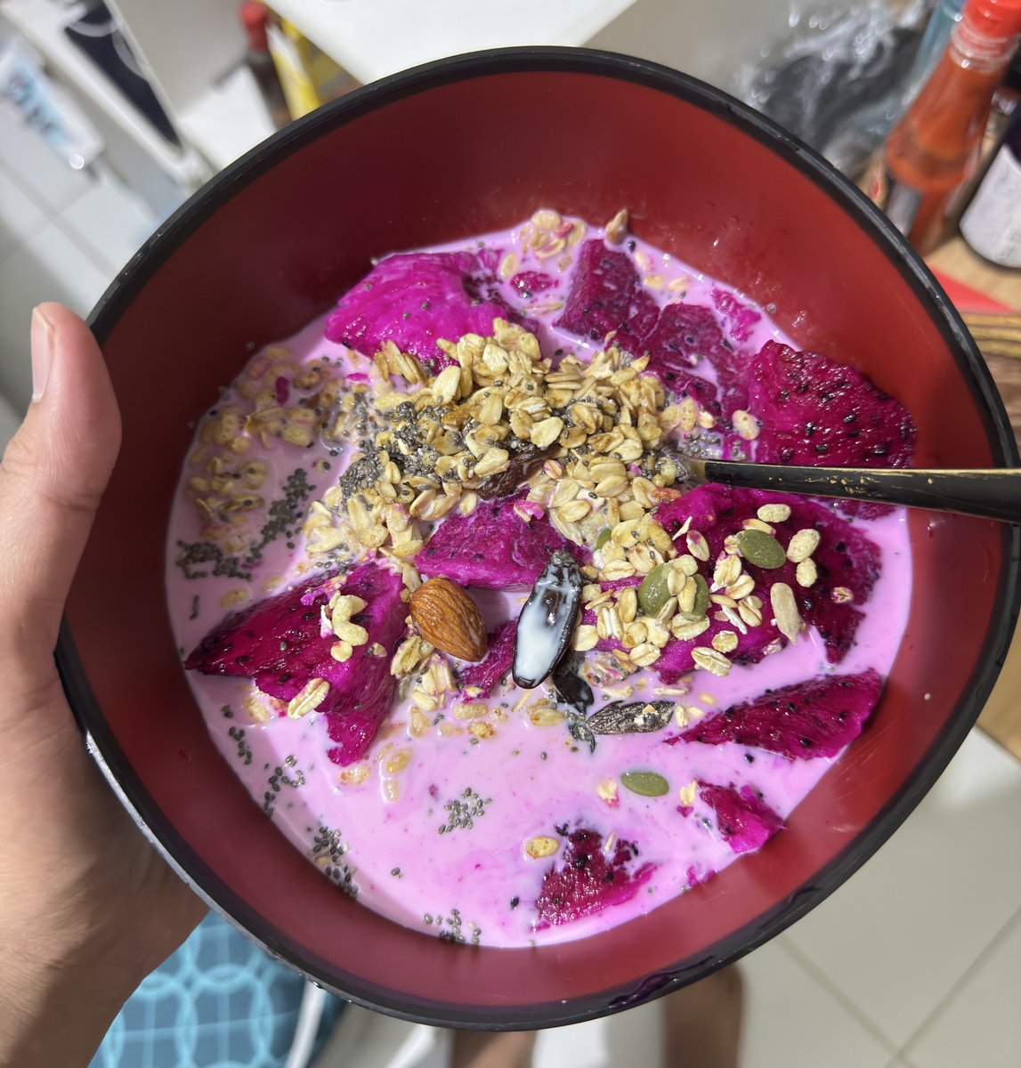 afrkml's tweet photo. Sahur sama apa tadiii?
Ada yg ragu klo pake granola oats bisa kenyang

Mungkin porsi & komposisinya ga lengkap kali?

Coba kombinasikan pake chia seed gini, susu UHT + buah. Aku biasanya pake buah naga

Trust me, kombinasi karbo kompleks + serat + sedikit protein/lemak gini biasanya bikin kenyang tahan lamaaaa sampe soree, aslii