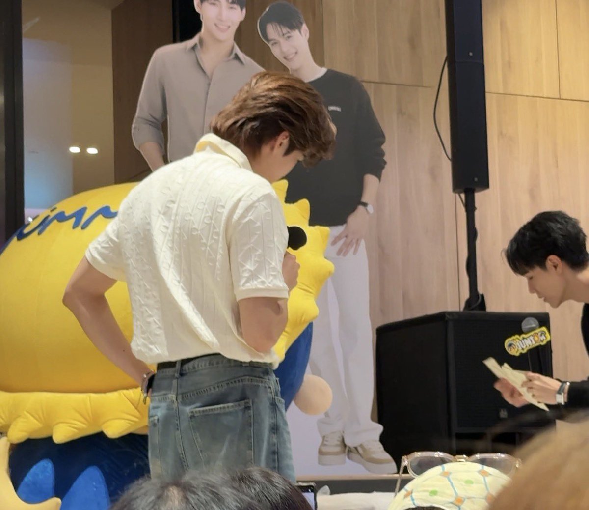 ไปหาในคลิปมาว่าคอเสื้อด๊าเป็นยังไงโม่ถึงอยากจัดระเบียบให้ คือแค่นี้เองอ่ะ โม่สังเกตเก่งมากนะ ถ้ามองเผินๆมันก็ไม่ได้ดูไม่ดีอะไร หลานฉันเก่งจัง แกรนนี่ภูมิใจ😌