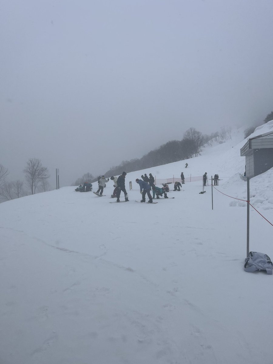 youngmate's tweet photo. 天気☃️
���界不良🌫️
ゲレンデはガチガチのアイスバーン🥶

でも板が走って楽しかった⛷️😆

#舞子スノーリゾート
#奥添地エリア
#長峰エリア
#ロッヂヤングメイト https://t.co/ik7FMErfRE