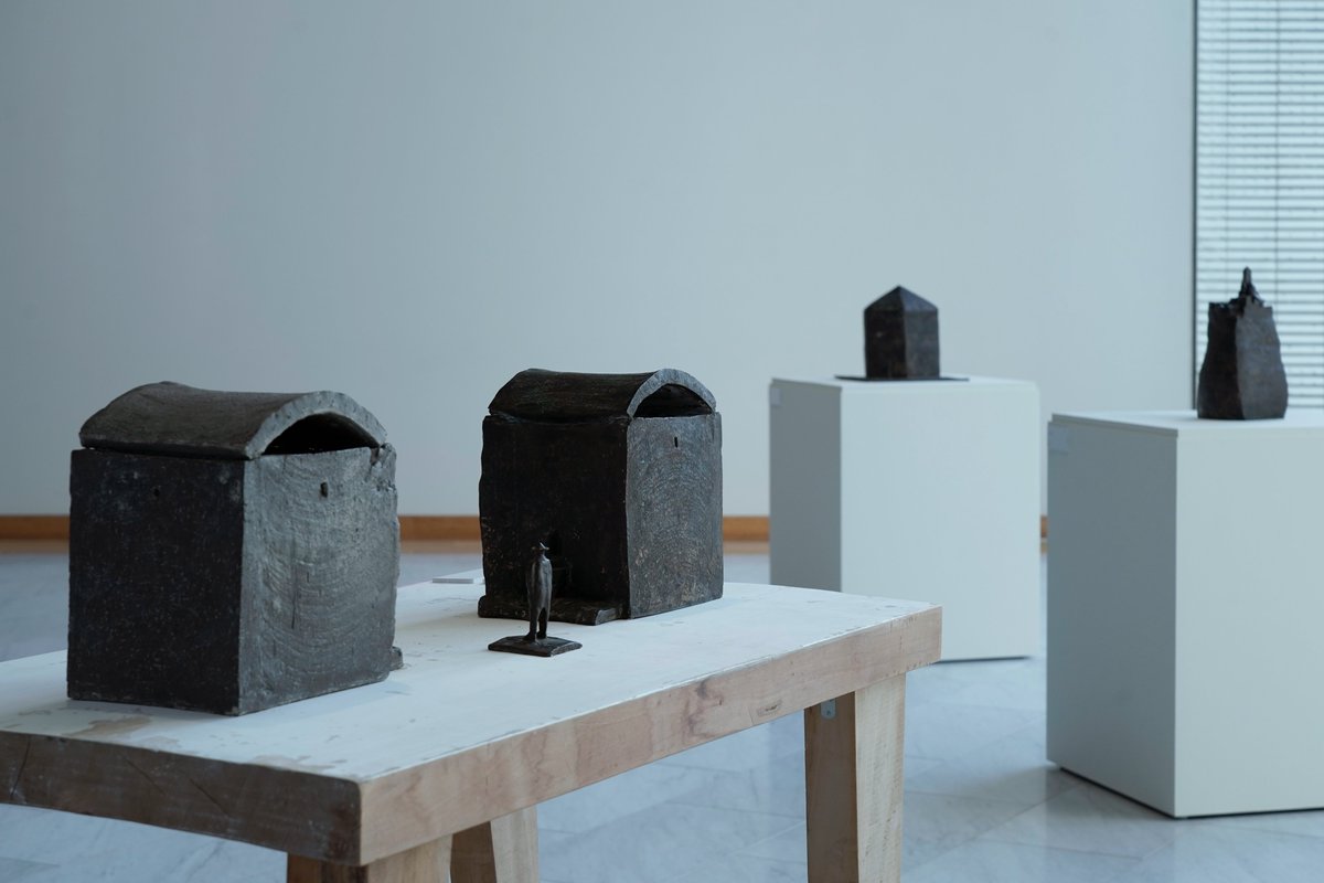 【📢#北條正庸展 まもなく閉幕】
#宇都宮美術館 で開催中の企画展「北條正庸 風の旅」は3月29日(日)に閉幕します。
北條の半世紀以上にわたる画業を追った本展覧会。絶えず画家の心を捉えていた“風”あるいはそのイメージとは。
ぜひ展示室に吹く“風”を感じにいらしてください。
撮影：江川修子