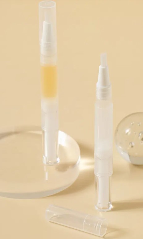 네일러 뿐 아니라 맨손톱으로 다니시는 분들도 네일용으로 오일 챙겨다니셨으면 좋겠어요 
큐티클 라인에 펜 타입으로 된 오일 들고다니면서 발라주고 손톱아래 살이랑 맞닿는 곳에 오일로 자주 보습해주면 아래에 살 차올라서 바디 교정도 되고 손톱에 상처도 덜 나요
손가락 끝 갈라짐도 방지되고