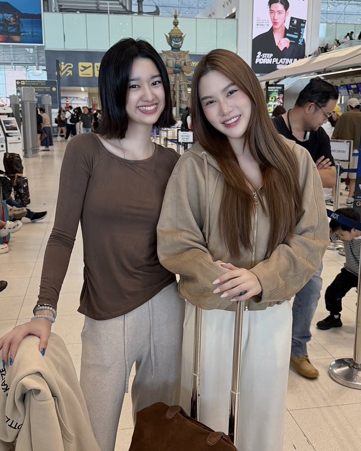 KongthupsArtist's tweet photo. วันนี้สองสาว “เฟรย่า” และ “ยูแอล” เดินทางไปทำภารกิจสำคัญไกลถึงประเทศสิงคโปร์ จะเป็นภารกิจอะไรนั้น... ฝากทุกคนติดตามและเป็นกำลังใจให้ทั้งสองคนด้วยนะค้าาาา ✈️💖

@frayyawaranitt @lliiramiul 

#frayyawaranit #ulramita 
#kongThupsArtist 
#KongThupsProduction https://t.co/MaGRGoH0Sy