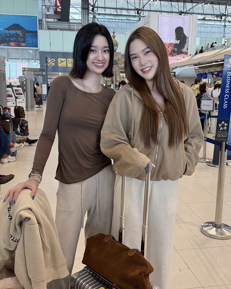 KongthupsArtist's tweet photo. วันนี้สองสาว “เฟรย่า” และ “ยูแอล” เดินทางไปทำภารกิจสำคัญไกลถึงประเทศสิงคโปร์ จะเป็นภารกิจอะไรนั้น... ฝากทุกคนติดตามและเป็นกำลังใจให้ทั้งสองคนด้วยนะค้าาาา ✈️💖

@frayyawaranitt @lliiramiul 

#frayyawaranit #ulramita 
#kongThupsArtist 
#KongThupsProduction https://t.co/MaGRGoH0Sy