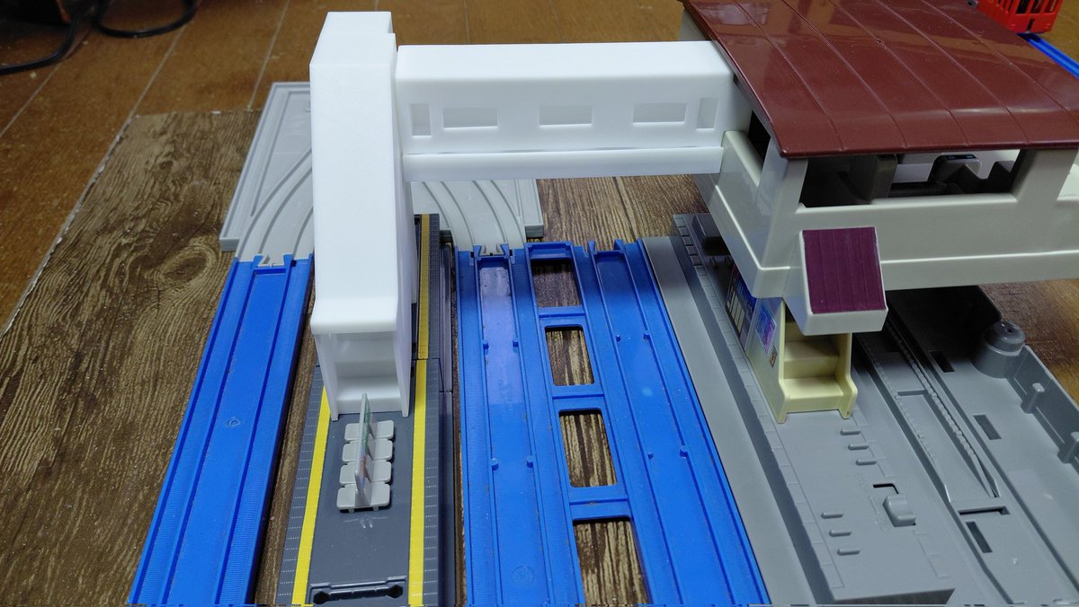 KiWRX's tweet image. #JLC3DP から自作情景2種が到着。
その一、橋上駅舎の跨線橋
プラキッズ橋上駅から2面で組んだ時に2つめのホームへ向かう通路です。
ホームに降りた後また跨線橋を登らなくてよくなります。
 #改造プラレール