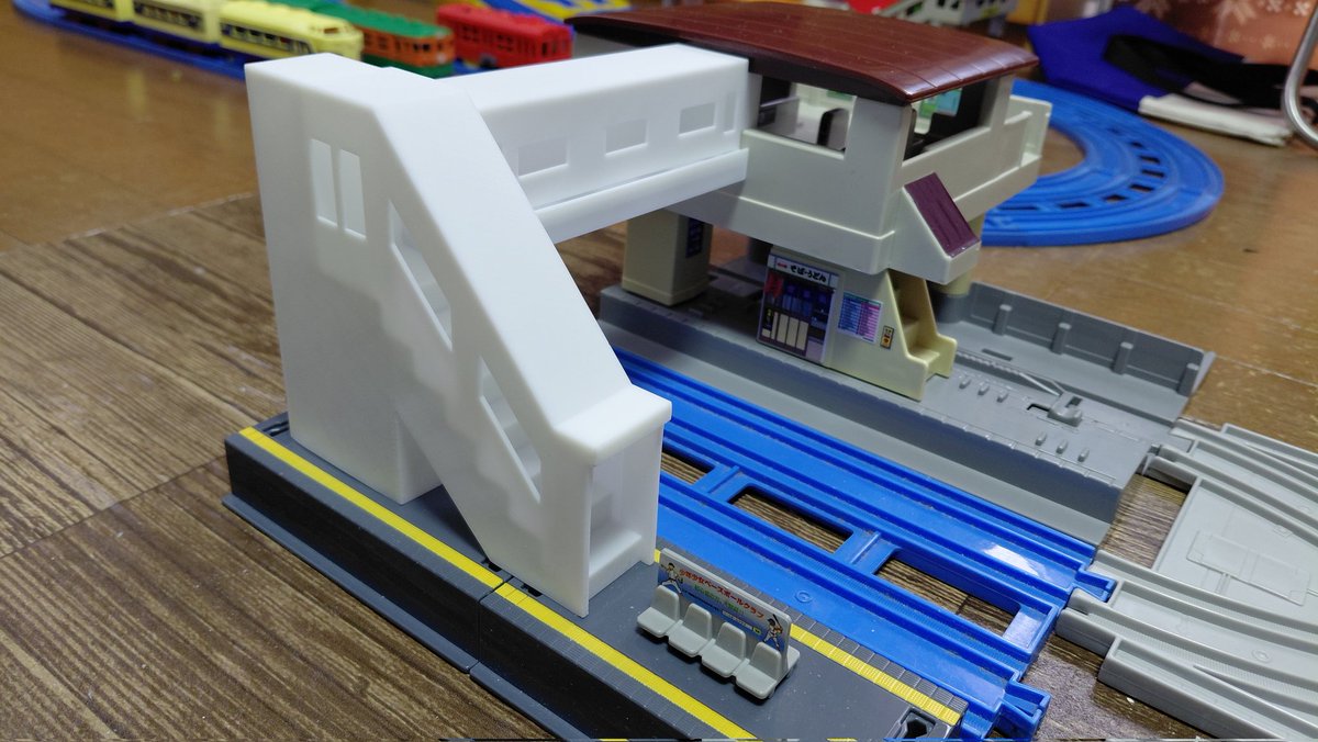 KiWRX's tweet image. #JLC3DP から自作情景2種が到着。
その一、橋上駅舎の跨線橋
プラキッズ橋上駅から2面で組んだ時に2つめのホームへ向かう通路です。
ホームに降りた後また跨線橋を登らなくてよくなります。
 #改造プラレール