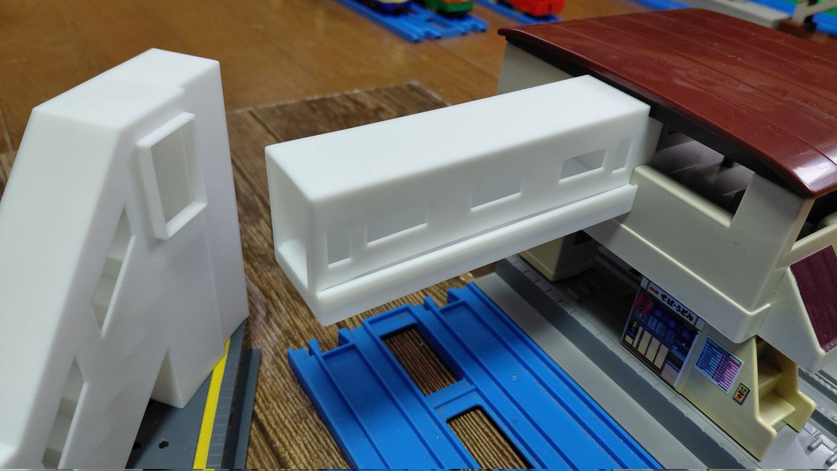 KiWRX's tweet image. #JLC3DP から自作情景2種が到着。
その一、橋上駅舎の跨線橋
プラキッズ橋上駅から2面で組んだ時に2つめのホームへ向かう通路です。
ホームに降りた後また跨線橋を登らなくてよくなります。
 #改造プラレール