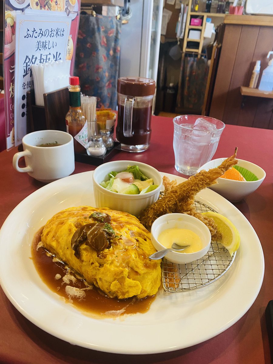 fukurosage's tweet photo. 逗子のふたみさん
とてもとても洗練されたふわふわオムライス
サクサクプリプリのえびふりゃー。
お子様なたぬきの気持ちをわかってる。
モリモリ食べたいよね。 https://t.co/G8ztrwFyju
