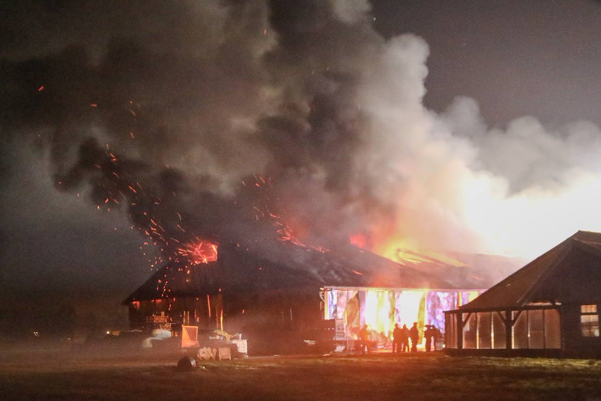 Grote brand legt stal in de as aan de Oenerweg in Epe