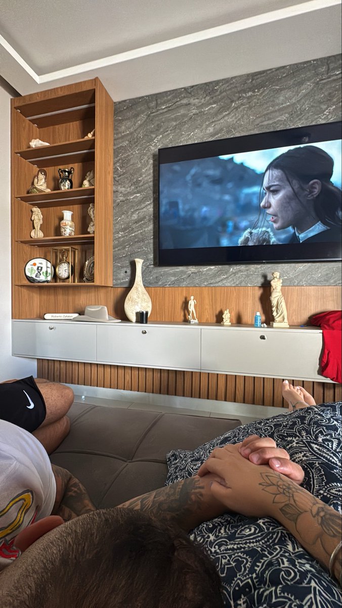 Ferzfc's tweet photo. Veio de longe pra passar o final de semana comigo e comprou presente de dia das mulheres pra mim, pra minha mãe e minha irmã. Até estranho me sentir tão amada e cuidada, realmente dá pra perceber quando a pessoa quer e tá disposta a fazer acontecer. https://t.co/SWnpHh2GZP