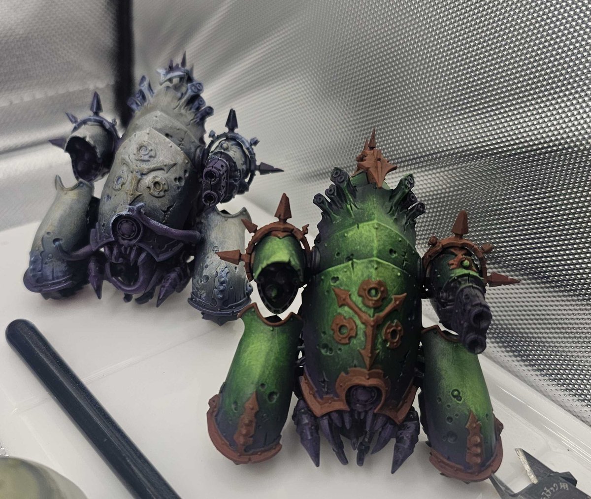 ScaleSketch's tweet photo. 2 color schemes for my Death Guard. Trying to finish up a bunch of my WIP minis before Stories 3 comes out and takes up all of my free time. https://t.co/Pzh9N7nXAT