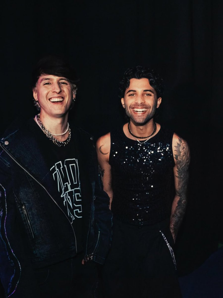 Los amo mucho, felicidades por su primer millonsito🥹 
Por siempre ustedes🤍